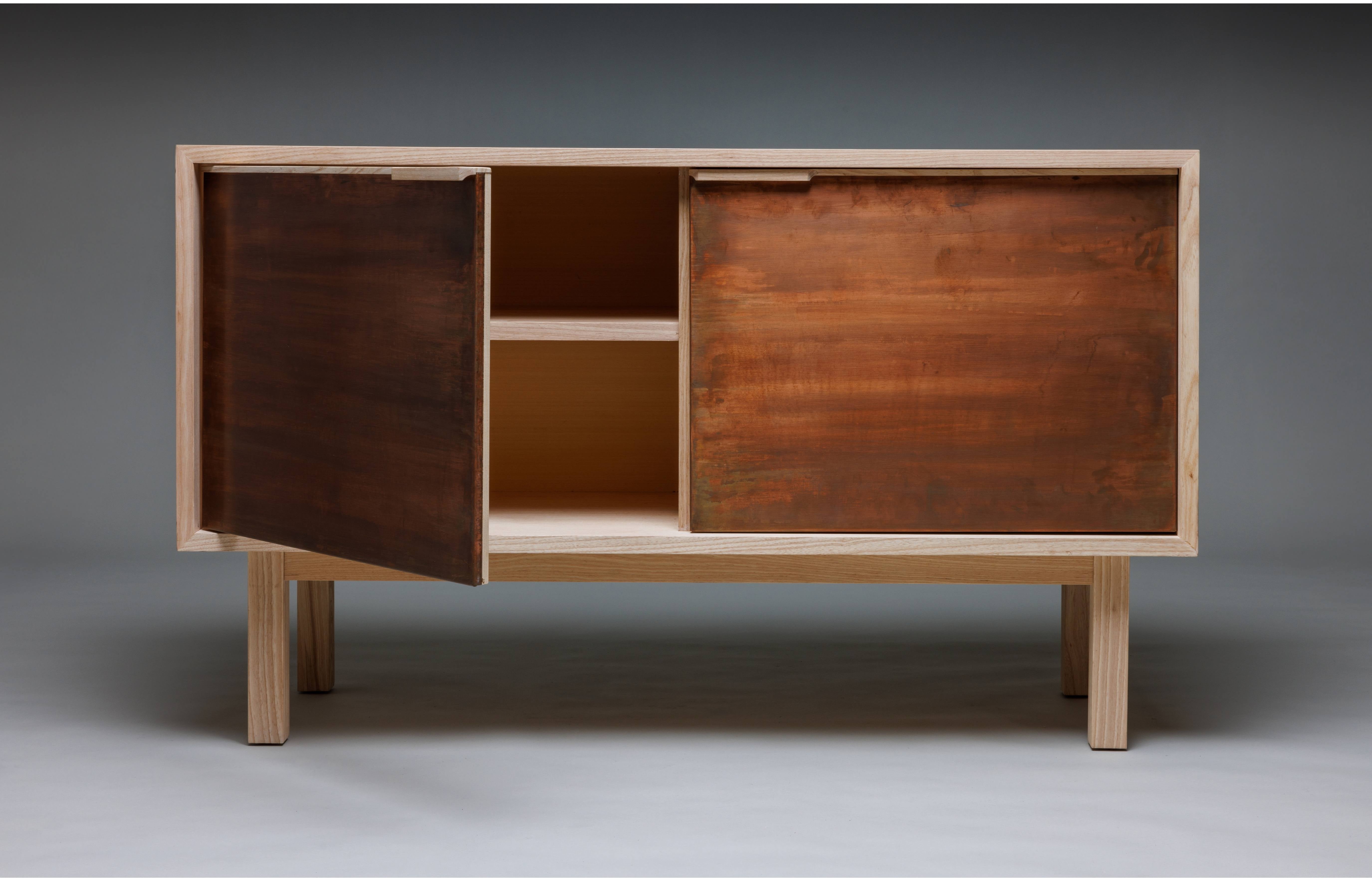Sideboard aus Massivholz mit Kupferfront – handgefertigt im Christoph Steiger Studio.
