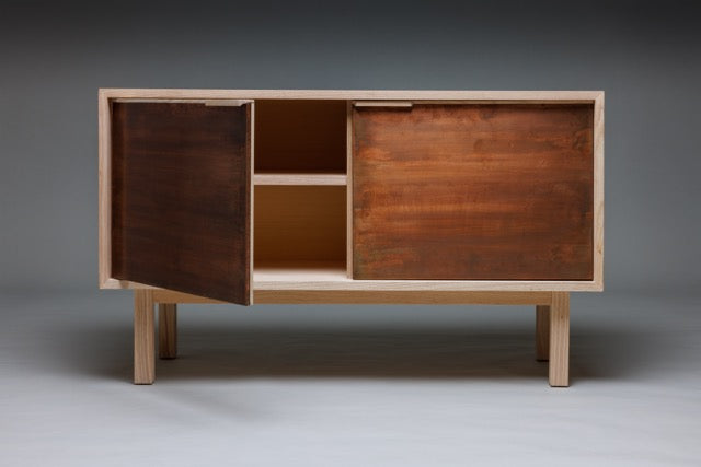 Sideboard aus Massivholz mit Kupferfront oder Messingfront– handgefertigt im Christoph Steiger Studio.