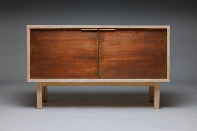 Sideboard aus Massivholz mit Kupferfront oder Messingfront– handgefertigt im Christoph Steiger Studio.