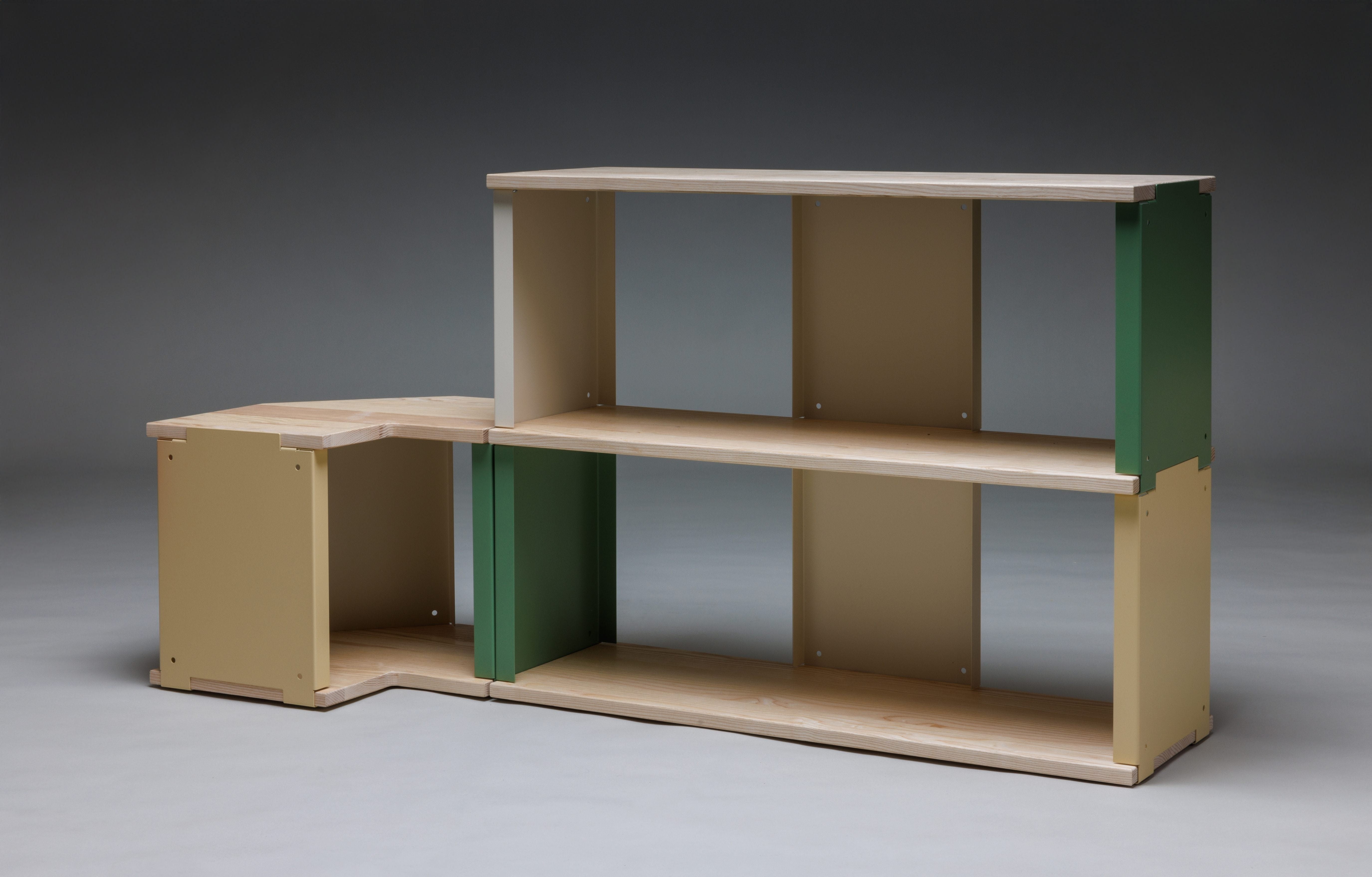 Modulares Regalsystem aus Eiche & farbigem Stahl – Christoph Steiger Möbeldesign.