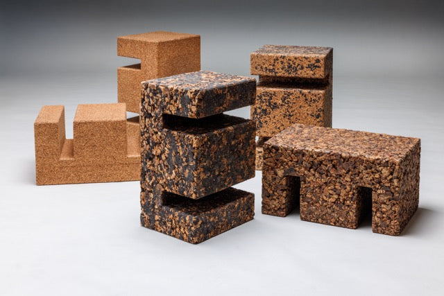 Korkwürfel, Möbel aus Kork, minimalistischer Hocker, nachhaltiger Sitzwürfel, modulares Korkelement,„nachhaltiger Hocker aus recyceltem Kork und Leder“
„Beistelltisch und Hocker in einem aus Kork“„multifunktionaler Hocker aus recyceltem Kork“