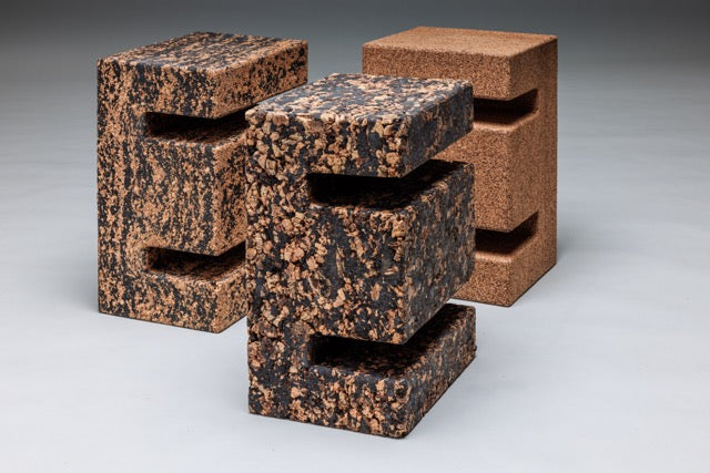Korkwürfel, Möbel aus Kork, minimalistischer Hocker, nachhaltiger Sitzwürfel, modulares Korkelement,„nachhaltiger Hocker aus recyceltem Kork und Leder“
„Beistelltisch und Hocker in einem aus Kork“„multifunktionaler Hocker aus recyceltem Kork“