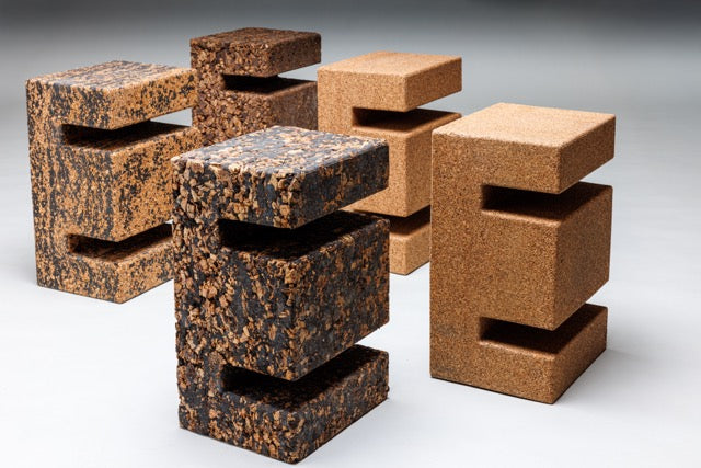 Korkwürfel, Möbel aus Kork, minimalistischer Hocker, nachhaltiger Sitzwürfel, modulares Korkelement,„nachhaltiger Hocker aus recyceltem Kork und Leder“
„Beistelltisch und Hocker in einem aus Kork“„multifunktionaler Hocker aus recyceltem Kork“