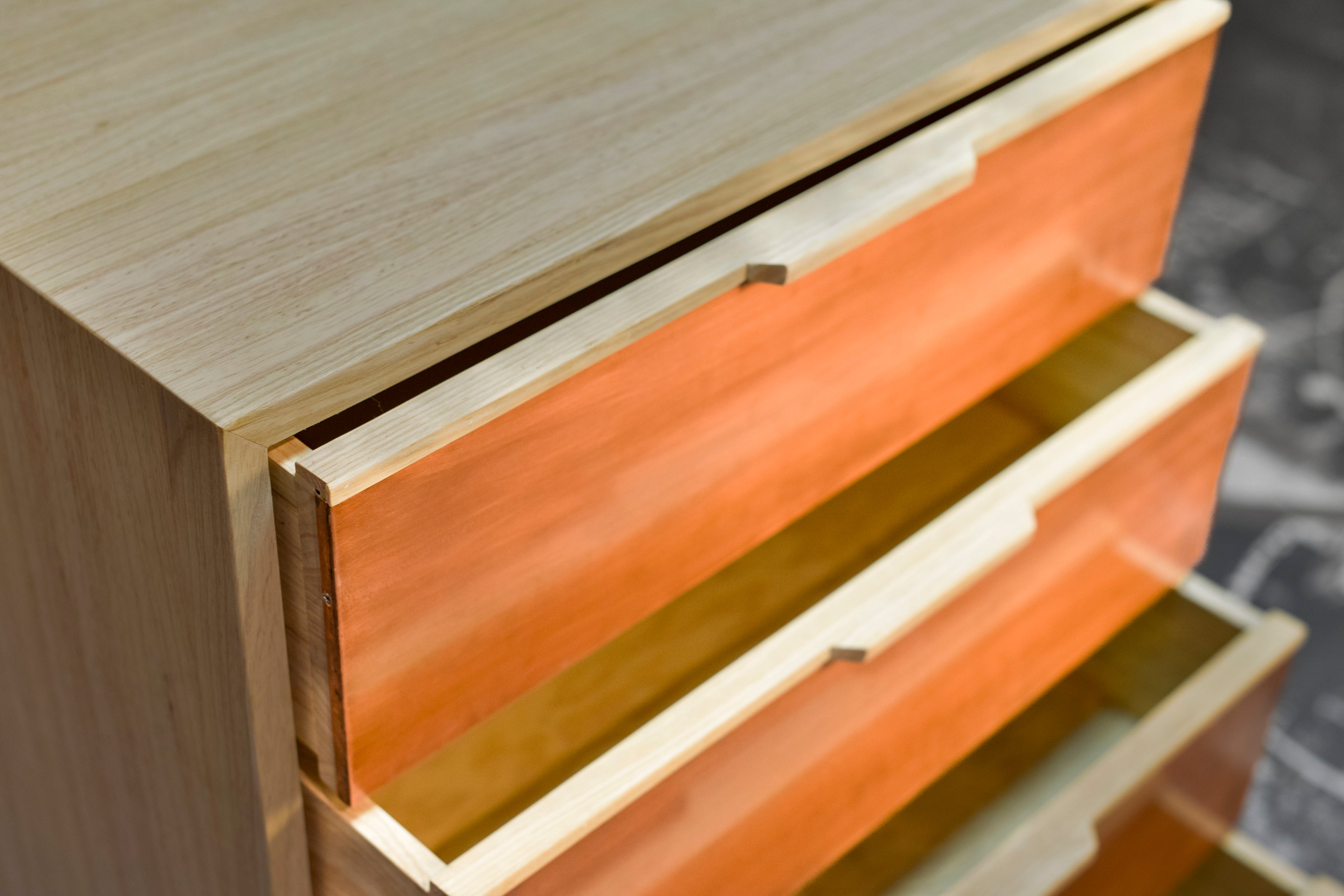 Sideboard aus Massivholz mit Kupferfront oder Messingfront – handgefertigt im Christoph Steiger Studio.