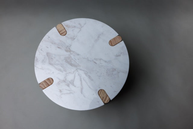 Marmortisch Sella mit individueller Maserung, mediterrane Naturmaterialien – Möbeldesign von Christoph Steiger Studio"