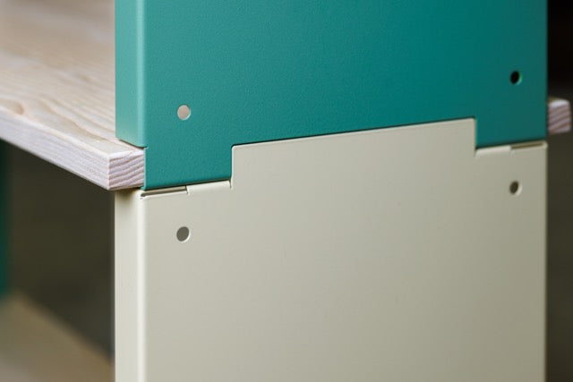 Modulares Regalsystem aus Esche & farbigem Stahl – Christoph Steiger Möbeldesign.