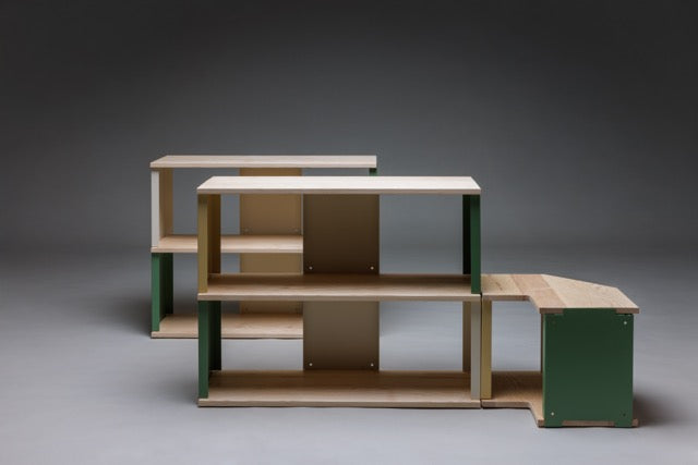 Modulares Regalsystem aus Esche & farbigem Stahl – Christoph Steiger Möbeldesign.
