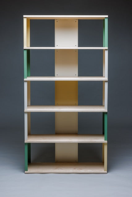 Modulares Regalsystem aus Eiche oder Esche & farbigem Stahl – Christoph Steiger Möbeldesign.