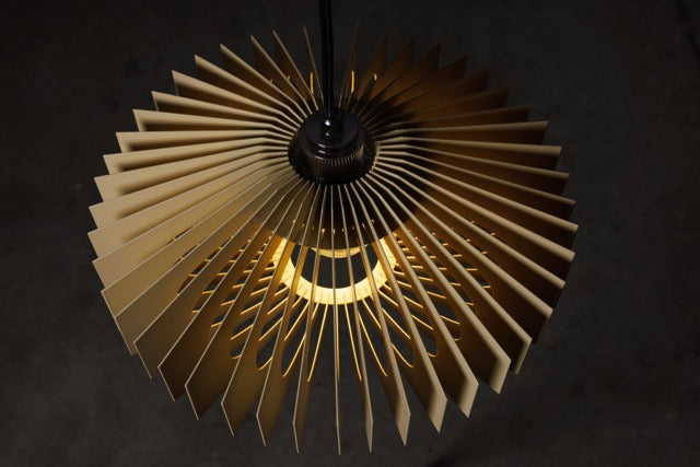 Offene Lamellenleuchte mit stimmungsvollem Licht für Wohnzimmer & Küche von Christoph Stegier Studio.