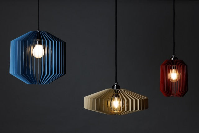 Offene Lamellenleuchte mit stimmungsvollem Licht für Wohnzimmer & Küche von Christoph Steiger Studio.