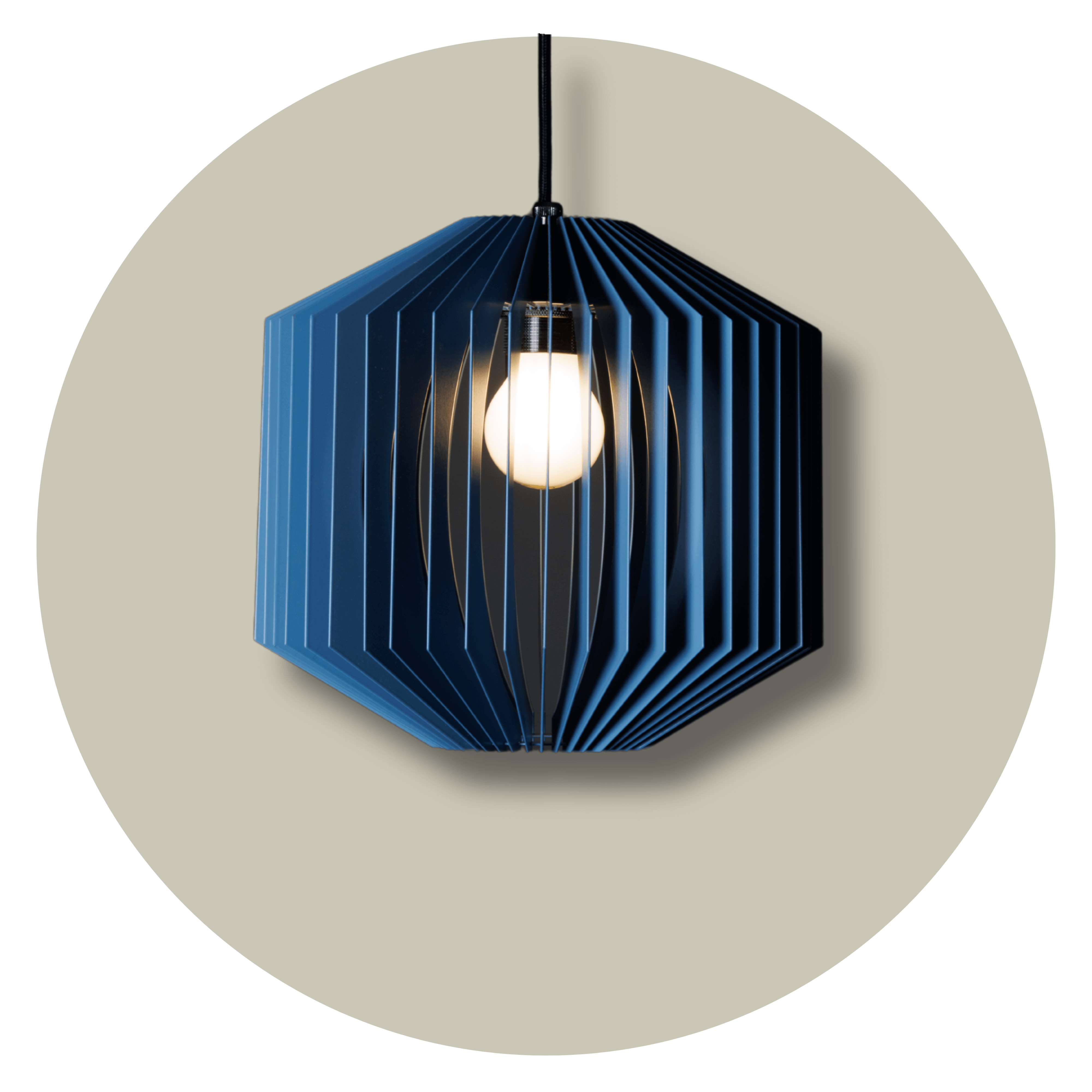 Offene Lamellenleuchte mit stimmungsvollem Licht für Wohnzimmer & Küche von Christoph Steiger Studio.