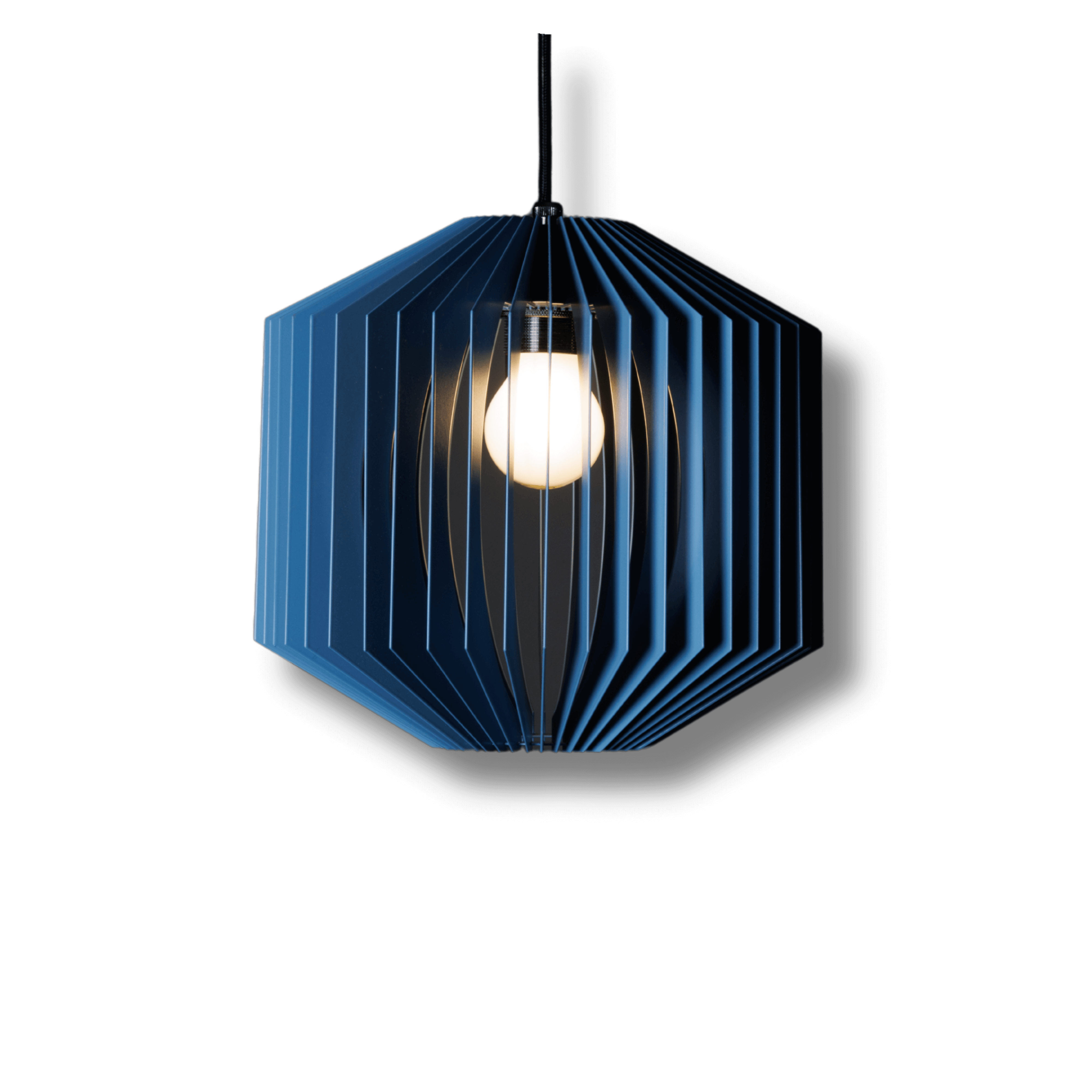 Offene Lamellenleuchte mit stimmungsvollem Licht für Wohnzimmer & Küche  von Christoph Steiger Studio.