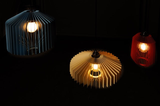 Offene Lamellenleuchte mit stimmungsvollem Licht für Wohnzimmer & Küche.